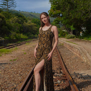 Robe midi Marguerite en satin à pois noirs et blancs, dos nu et bretelles.