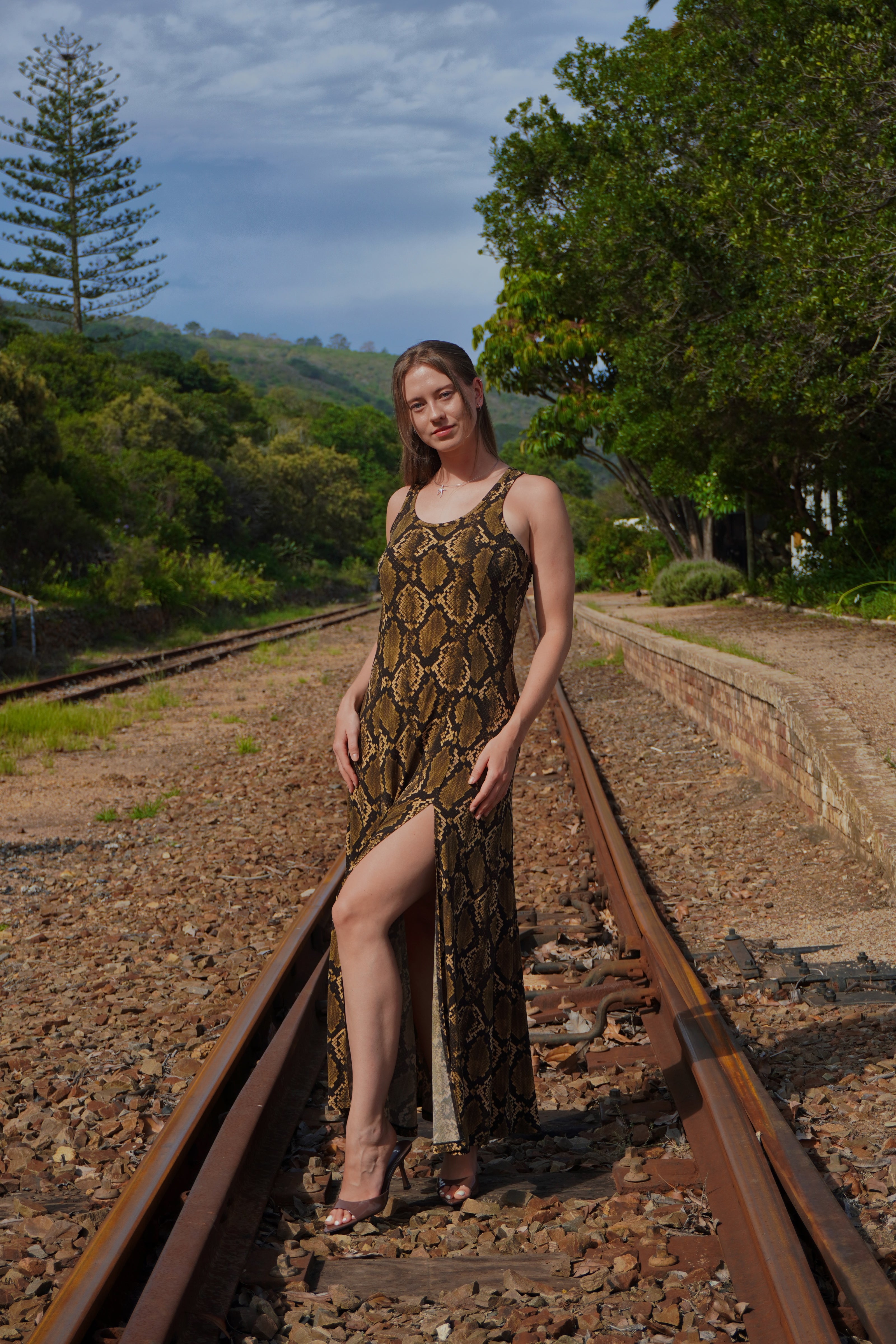 Robe midi Marguerite en satin à pois noirs et blancs, dos nu et bretelles.