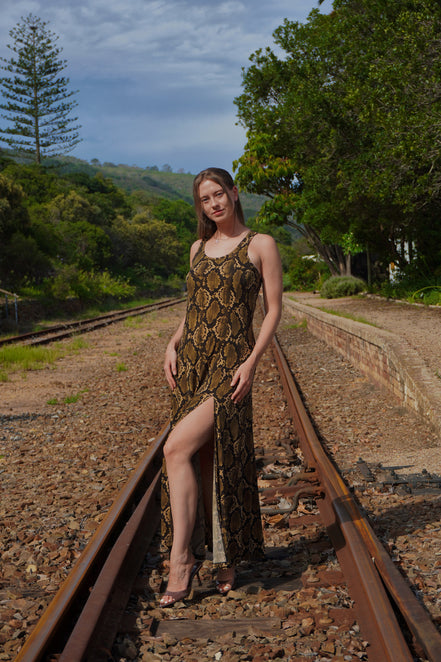 Robe midi Marguerite en satin à pois noirs et blancs, dos nu et bretelles.
