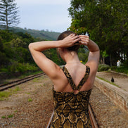 Robe midi Marguerite en satin à pois noirs et blancs, dos nu et bretelles.
