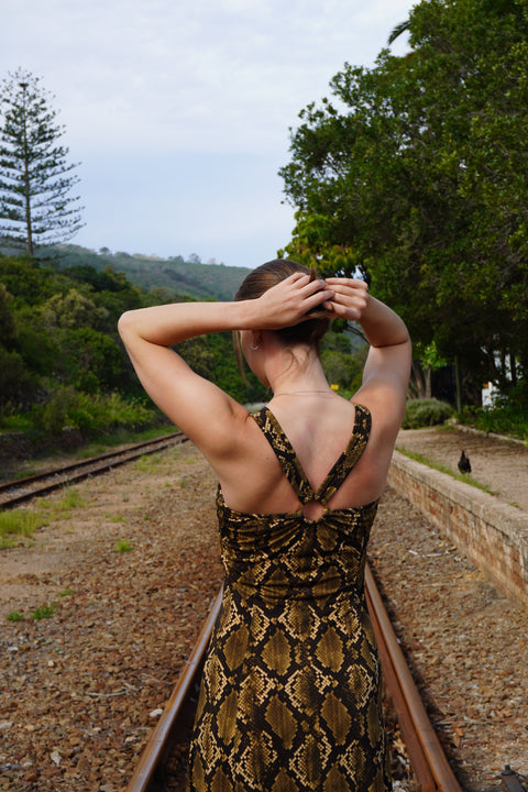 Robe midi Marguerite en satin à pois noirs et blancs, dos nu et bretelles.