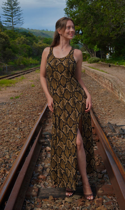 Robe midi Marguerite en satin à pois noirs et blancs, dos nu et bretelles.