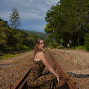 Robe midi Marguerite en satin à pois noirs et blancs, dos nu et bretelles.