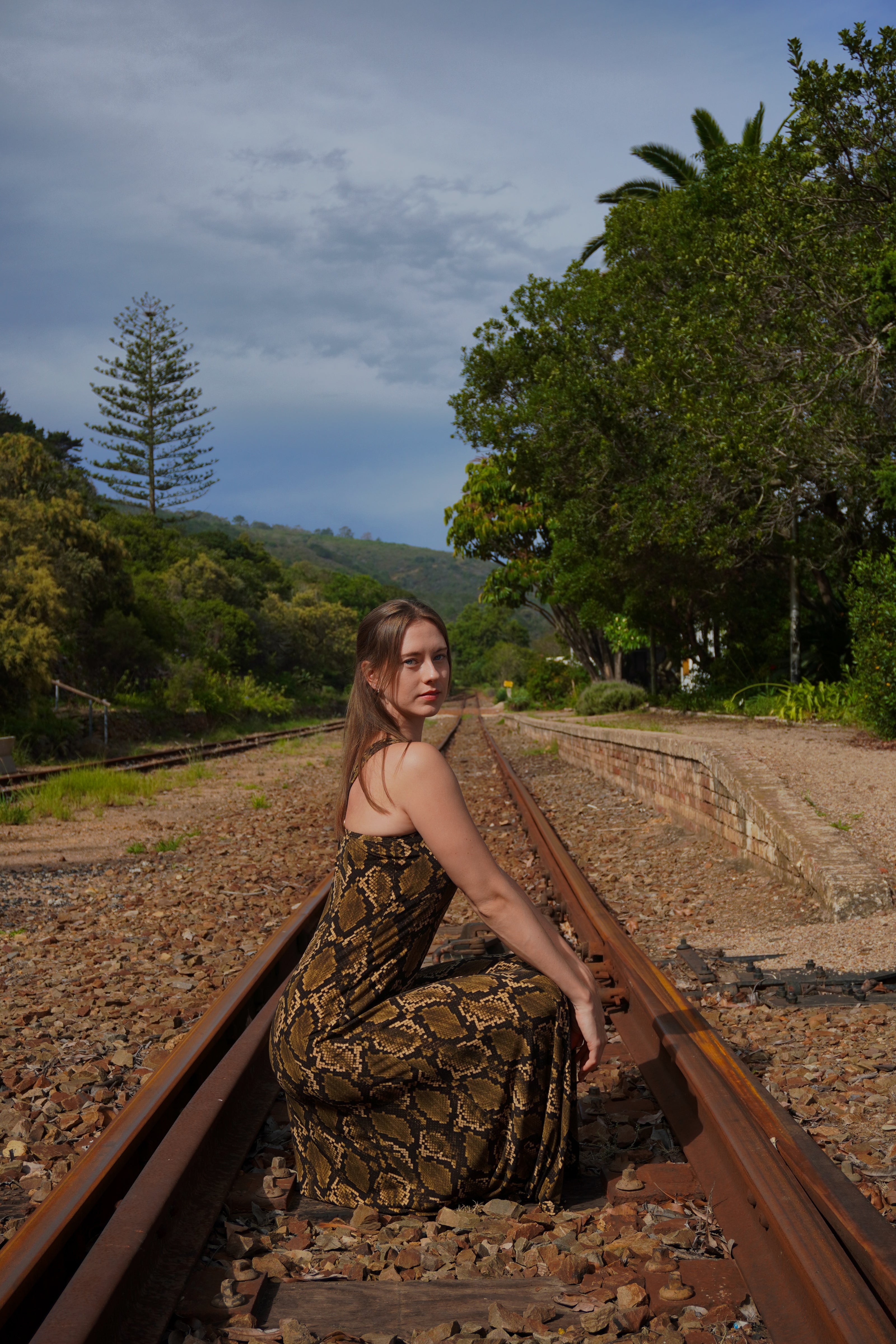 Robe midi Marguerite en satin à pois noirs et blancs, dos nu et bretelles.