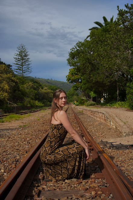 Robe midi Marguerite en satin à pois noirs et blancs, dos nu et bretelles.